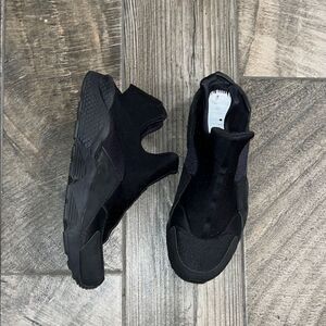 Black Minimalist Knit Sneakers